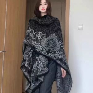 Sleeveless Vintage-Inspired Baroque Print Shawl