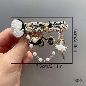 Beautiful Ballerina Tweed Brooch in Cream 1583