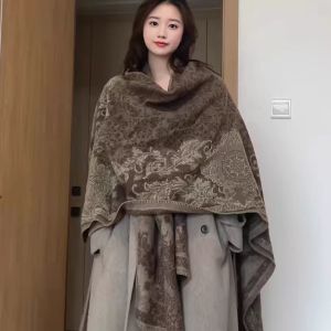Sleeveless Vintage-Inspired Baroque Print Shawl